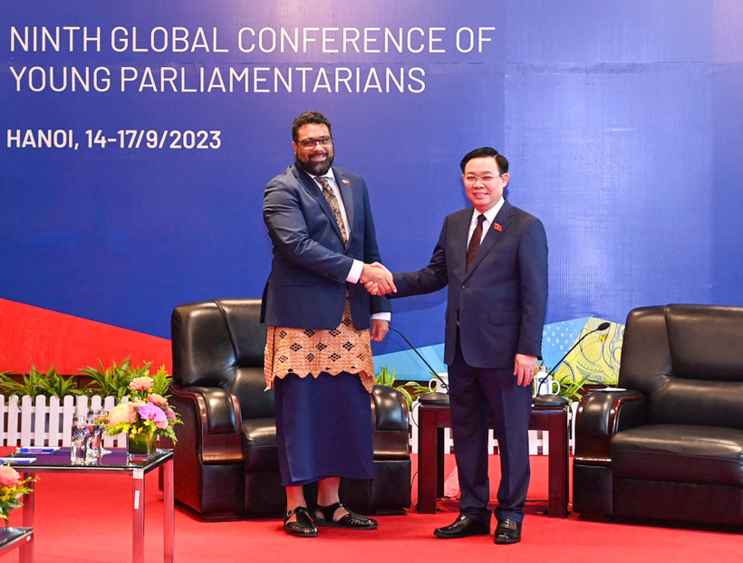 Chủ tịch Quốc hội Vương Đình Huệ và Chủ tịch Quốc hội Tonga Lorre Fakafanua tại buổi tiếp.