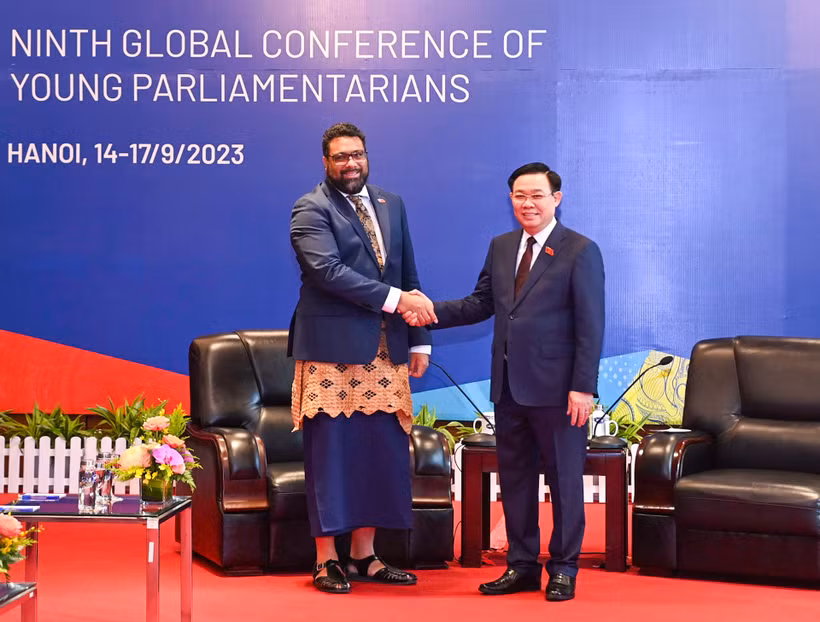 Chủ tịch Quốc hội Vương Đình Huệ và Chủ tịch Quốc hội Tonga Lorre Fakafanua tại buổi tiếp.