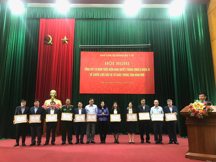 Bộ trưởng trao Bằng khen cho các cá nhân có thành tích xuất sắc.