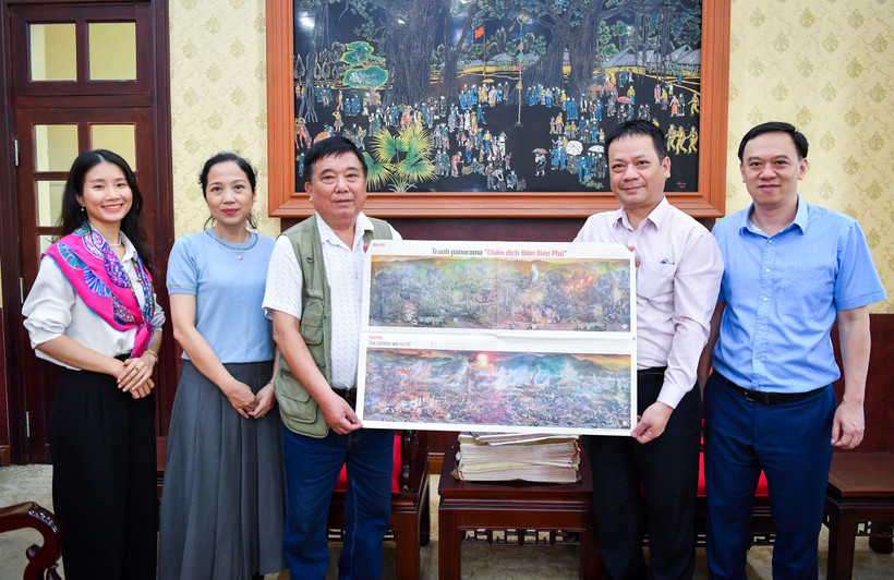 Đồng chí Phạm Song Hà, Ủy viên Ban Biên tập, Trưởng Ban Chính trị - Xã hội tặng phụ san cho trưởng nhóm tác giả.