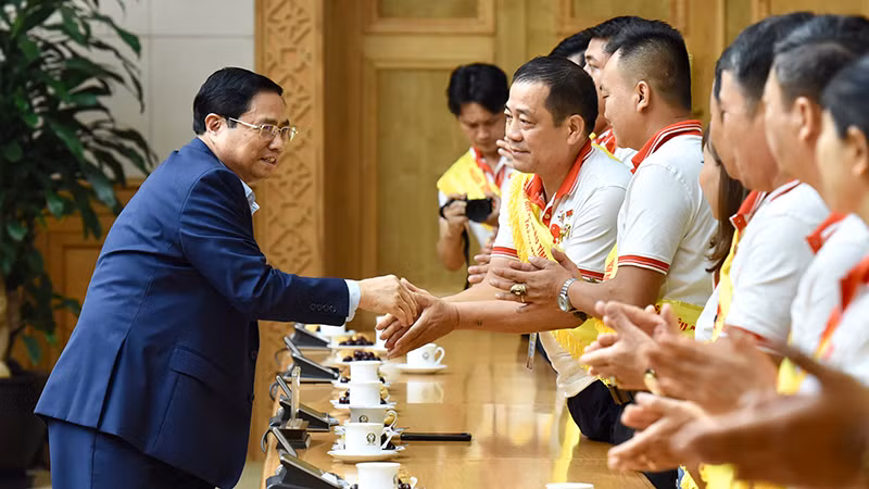 Thủ tướng Phạm Minh Chính gặp gỡ người hiến máu tình nguyện tiêu biểu toàn quốc năm 2023. (Ảnh: Trần Hải)