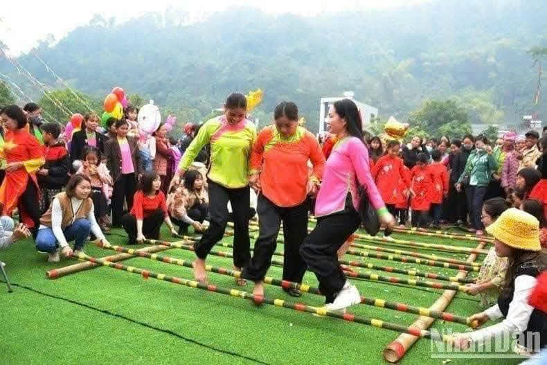 Hội Roóng Poọc diễn ra đúng vào ngày Thìn đầu tiên của năm Âm lịch.