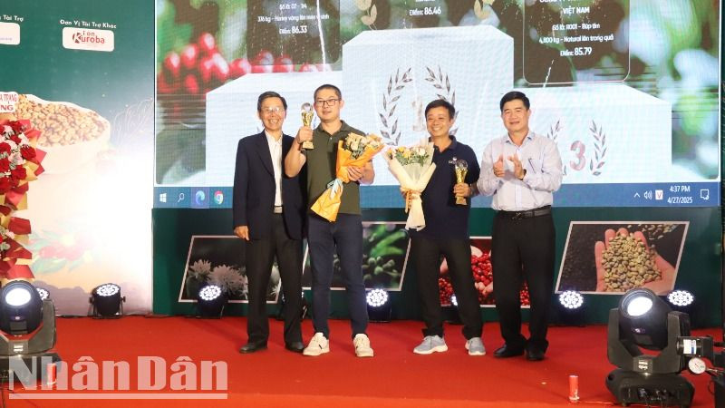Ban tổ chức Cuộc thi Cà-phê đặc sản Việt Nam năm 2025 trao giải cho các đơn vị đạt Top 3 cà-phê Robusta.