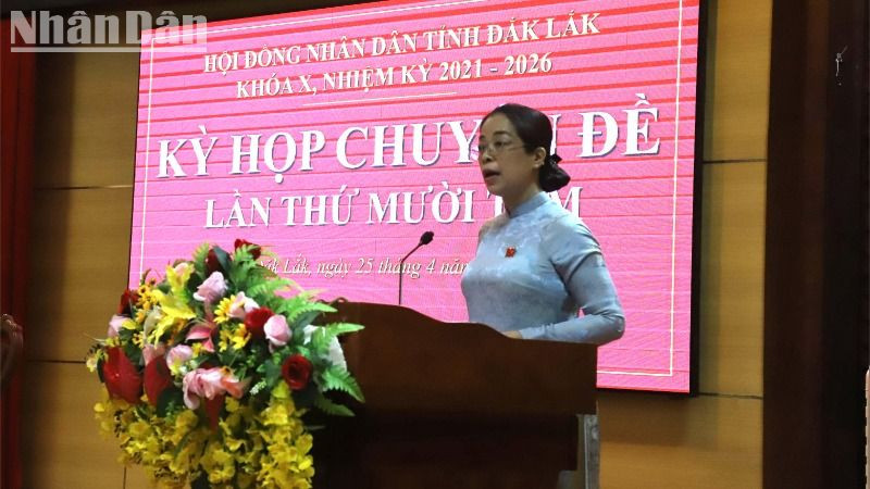Phó Bí thư Thường trực Tỉnh ủy, Chủ tịch Hội đồng nhân dân tỉnh Đắk Lắk khóa X Huỳnh Thị Chiến Hòa trình bày tờ trình về việc đề nghị miễn nhiệm Chủ tịch Ủy ban nhân dân tỉnh Đắk Lắk khóa X, nhiệm kỳ 2021-2026, đối với ông Phạm Ngọc Nghị. 
