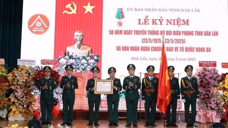 Thừa ủy quyền của Chủ tịch nước, Trung tướng Nguyễn Anh Tuấn, Bí thư Đảng ủy, Chính ủy Bộ đội Biên phòng trao tặng Huân chương Bảo vệ Tổ quốc hạng Ba tặng Bộ đội Biên phòng tỉnh Đắk Lắk.