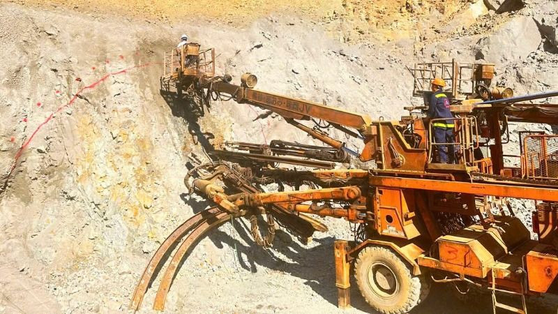 Nhánh phải phía đông hầm Phượng Hoàng (trên địa phận tỉnh Khánh Hòa) thuộc gói thầu XL01 dự án cao tốc Khánh Hòa-Buôn Ma Thuột đã khoan những mũi đầu tiên để mở cửa hầm. 