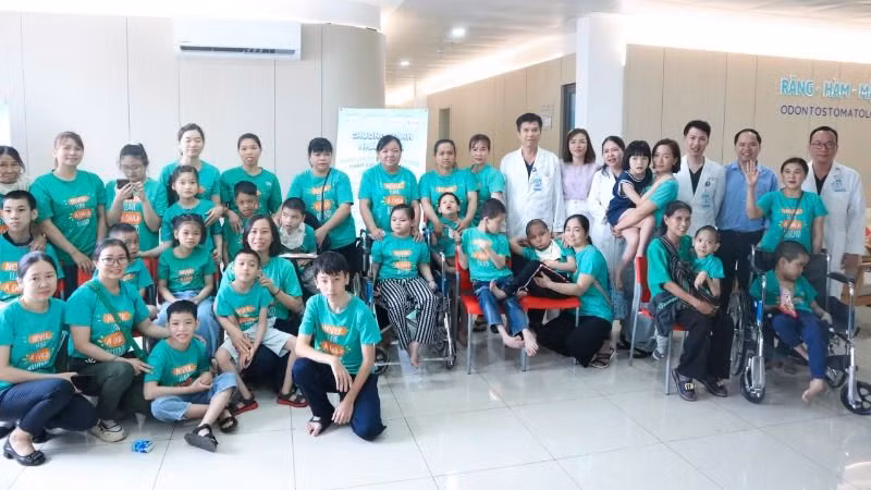 Cha mẹ các cháu bị bại não đưa các cháu đến tham gia chương trình nhân đạo “Khám bệnh, chữa bệnh và tư vấn chăm sóc răng miệng cho trẻ bại não năm 2025” tại Bệnh viện Đại học Y Dược Buôn Ma Thuột.