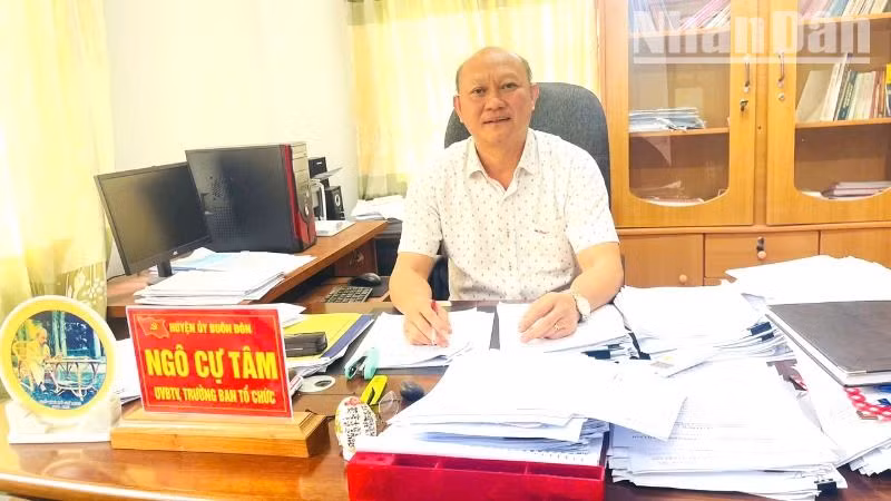 Mặc dù còn tám năm công tác nữa nhưng đồng chí Ngô Cự Tâm, Ủy viên Ban Thường vụ Huyện ủy, Trưởng Ban Tổ chức Huyện ủy Buôn Đôn cũng làm đơn xin nghỉ hưu trước tuổi, tạo điều kiện cho các cán bộ trẻ của huyện có điều kiện rèn luyện, phấn đấu, trưởng thành.