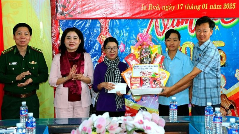 Đoàn đại biểu Quốc hội tỉnh Đắk Lắk trao tặng quà Tết cho lãnh đạo Đảng ủy và Ủy ban nhân dân xã biên giới xã Ia Rvê, huyện Ea Súp.