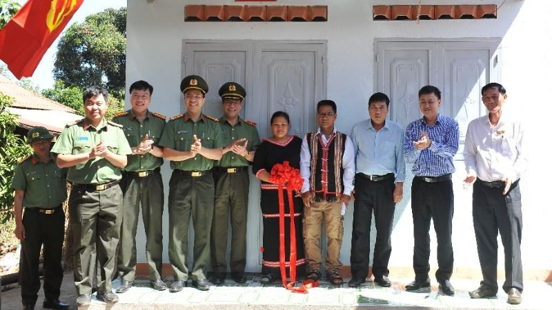 Công an tỉnh Đắk Lắk và các ngành chức năng, chính quyền địa phương bàn giao nhà tình nghĩa cho gia đình bà Rơ Âu H’hra tại buôn Dang, xã Ea H’leo, huyện Ea H’leo. (Ảnh: CTV)
