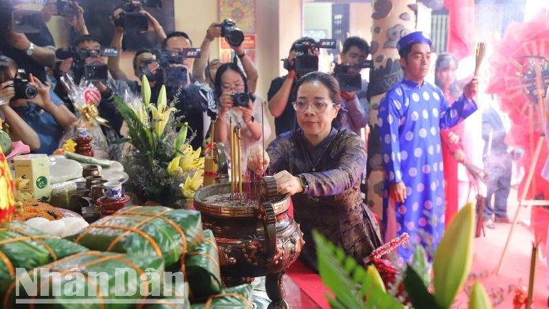 Phó Bí thư Thường trực Tỉnh ủy, Chủ tịch Hội đồng nhân dân tỉnh Đắk Lắk Huỳnh Thị Chiến Hòa dâng hương tưởng nhớ các Vua Hùng.