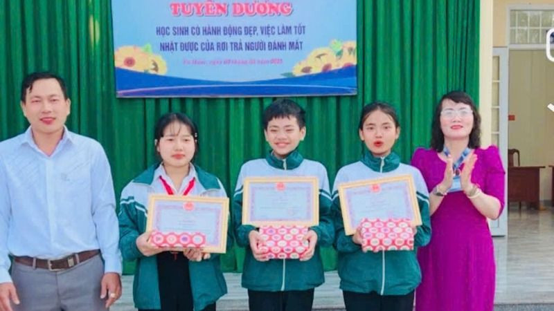 Ban Giám hiệu Trường Trung học cơ sở Lê Hồng Phong tuyên dương, khen thưởng đột xuất ba em học sinh có hành động đẹp, nhặt được của rơi, trả lại người đánh mất.