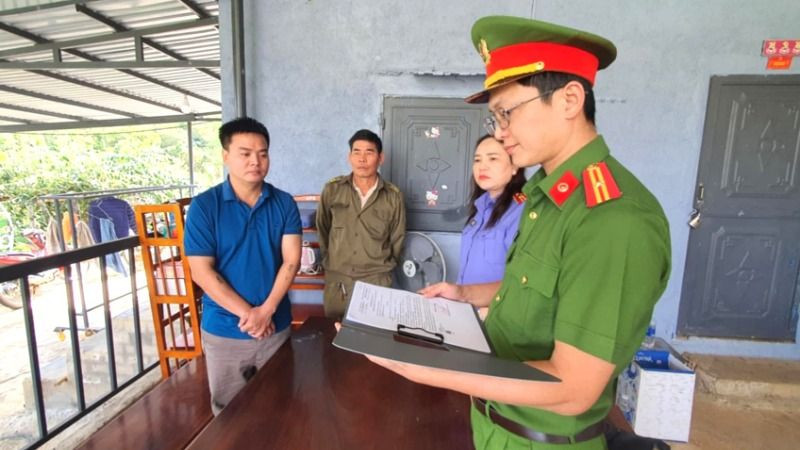 Cơ quan Công an đọc lệnh bắt đối tượng Nguyễn Anh Tuấn. (Ảnh: Sỹ Đức)
