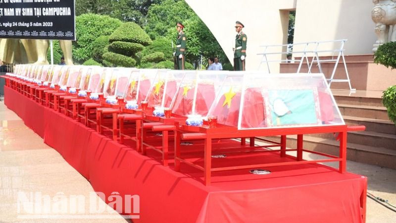 Hài cốt liệt sĩ là các chuyên gia và quân tình nguyện Việt Nam hy sinh tại tỉnh Mondulkiri, Vương quốc Campuchia được cất bốc, quy tập về an táng tại Nghĩa trang Liệt sĩ tỉnh Đắk Lắk.