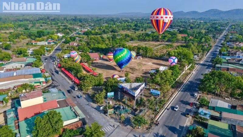 Lần đầu tiên Ngày hội Khinh khí cầu được tổ chức tại Đắk Lắk.