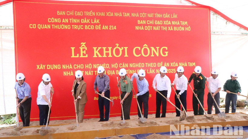 Công an tỉnh Đắk Lắk khởi công xây dựng nhà ở cho hộ nghèo, hộ cận nghèo trên địa bàn xã Ea Drông, thị xã Buôn Hồ theo Đề án xóa nhà tạm, nhà dột nát trên địa bàn tỉnh trong năm 2025. 