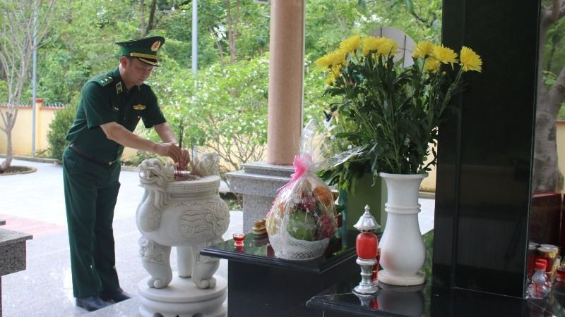 Trung tướng Nguyễn Anh Tuấn dâng hương tại Nhà bia ghi danh các Anh hùng liệt sĩ hy sinh tại khu vực Đồn Biên phòng Sêrêpốk.