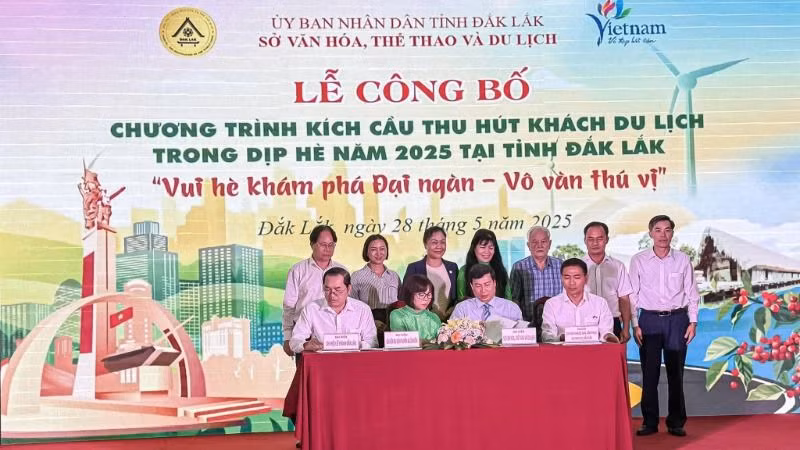 Lãnh đạo Sở Văn hóa, Thể thao và Du lịch tỉnh Đắk Lắk ký cam kết chính sách ưu đãi kích cầu với các Chi hội thuộc Hiệp hội Du lịch tỉnh.