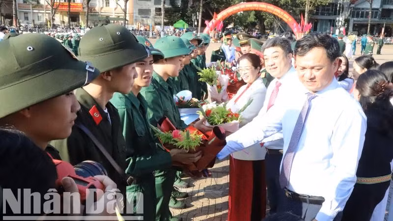 Phó Bí thư Thường trực Tỉnh ủy Đắk Lắk, Chủ tịch Hội đồng nhân dân tỉnh Huỳnh Thị Chiến Hòa (người đứng thứ 3 từ phải sang) cùng lãnh đạo thành phố Buôn Ma Thuột tặng hoa tiễn các thanh niên lên đường nhập ngũ.