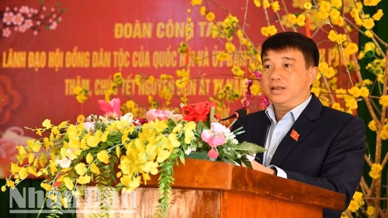 Đồng chí Y Thanh Hà Niê Kđăm, Chủ tịch Hội đồng Dân tộc của Quốc hội chúc Tết cán bộ, chiến sĩ Đồn Biên phòng Sêrêpốk.