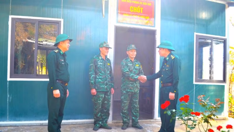 Đại tá Đỗ Quang Thấm, Chính ủy Bộ đội Biên phòng tỉnh Đắk Lắk đến kiểm tra, động viên cán bộ, chiến sĩ tại Chốt bảo vệ biên giới Đồn Biên phòng Cửa khẩu Đắk Ruê.