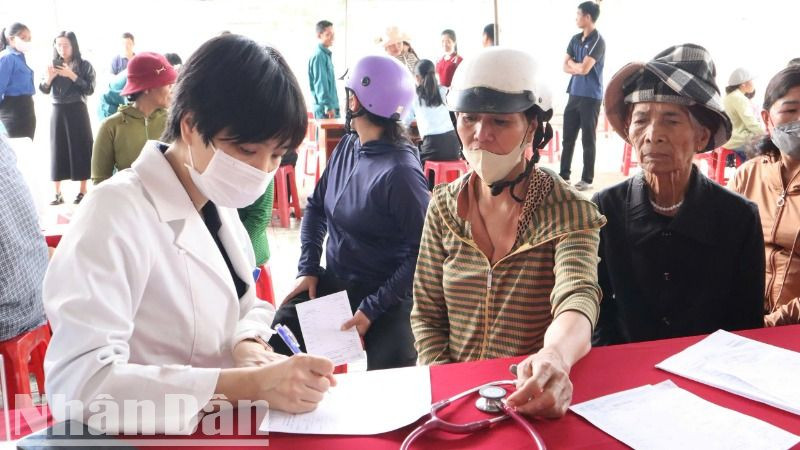 Đông đảo người dân ở xã Ea Trul đến đăng ký khám bệnh, tư vấn, cấp thuốc miễn phí. 
