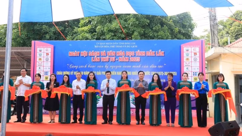 Các đại biểu cắt băng khai mạc Ngày hội Sách và Văn hóa đọc tỉnh Đắk Lắk lần thứ 4 năm 2025.