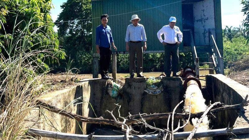 Công ty trách nhiệm hữu hạn một thành viên quản lý công trình thủy lợi Đắk Lắk sử dụng bơm nước chống hạn ở huyện Lắk.