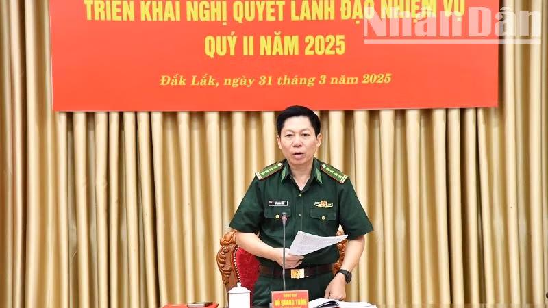 Đại tá Đỗ Quang Thấm, Bí thư Đảng ủy, Chính ủy Bộ đội Biên phòng tỉnh Đắk Lắk phát biểu tại hội nghị.