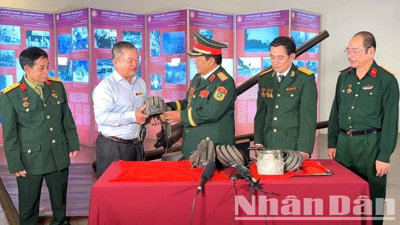 Trung tướng, tiến sĩ, Anh hùng lực lượng vũ trang Đoàn Sinh Hưởng trao các hiện vật quý giá về Chiến thắng Buôn Ma Thuột cho Bảo tàng Đắk Lắk.
