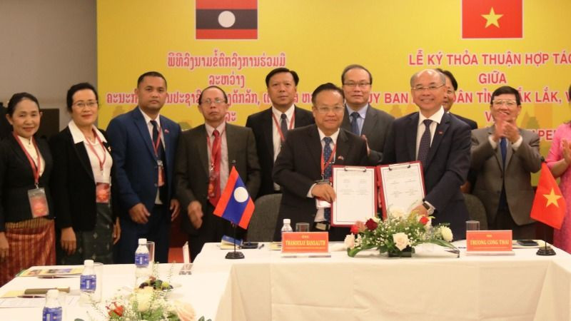 Lãnh đạo hai tỉnh Đắk Lắk và Attapeu ký kết văn bản thỏa thuận hợp tác song phương.