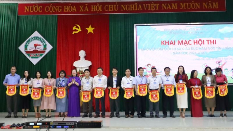 Lãnh đạo Sở Giáo dục và Đào tạo trao tặng cờ lưu niệm cho các đơn vị dự thi.