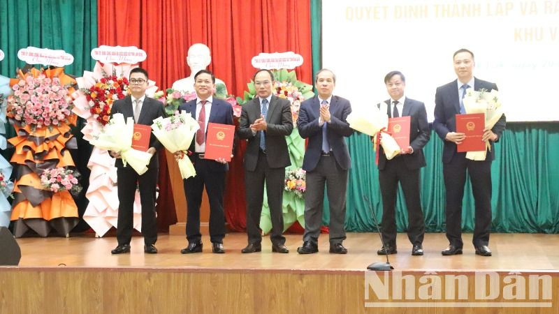 Lãnh đạo Ngân hàng Nhà nước trao quyết định bổ nhiệm và hoa chúc mừng các Phó Giám đốc Ngân hàng Nhà nước Khu vực 11.