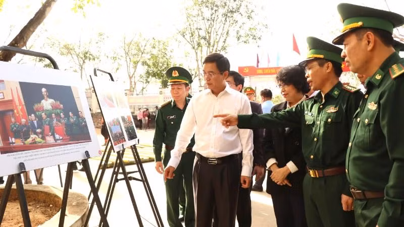 Các đại biểu tham quan Triển lãm ảnh “Tự hào một dải biên cương” tại Ngày hội Biên phòng toàn dân năm 2025.