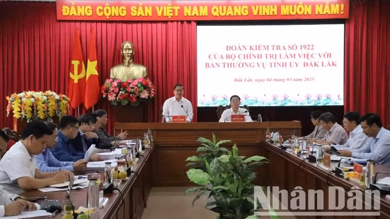 Đồng chí Trần Việt Trường, Phó Chủ tịch Ủy ban Trung ương Mặt trận Tổ quốc Việt Nam, Phó Trưởng đoàn Thường trực Đoàn kiểm tra công bố quyết định kiểm tra của Bộ Chính trị năm 2025 đối với Ban Thường vụ Tỉnh ủy Đắk Lắk.