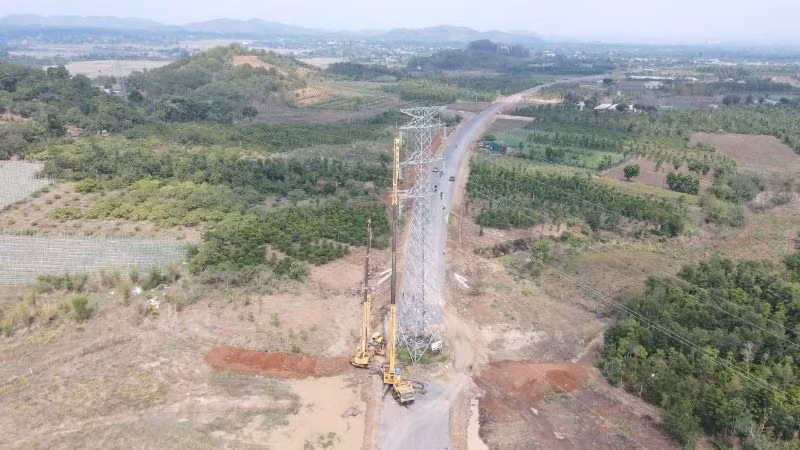 Các đơn vị đang tiến hành tháo dỡ, di dời trụ điện cao thế 220kV phục vụ thi công đường Hồ Chí Minh đoạn tránh phía đông thành phố Buôn Ma Thuột.