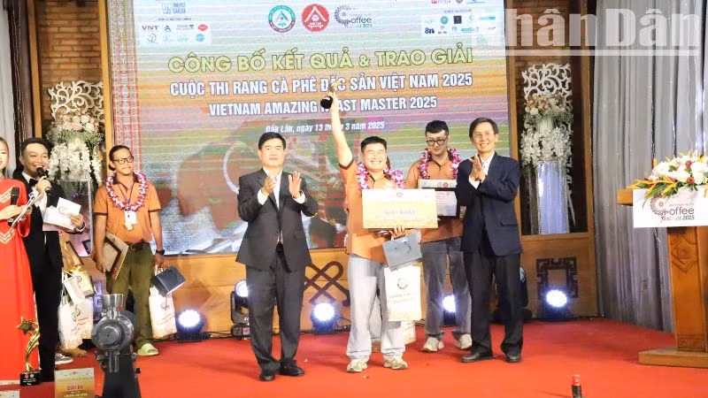 Thí sinh Tạ Tuấn Anh đến từ Thành phố Hồ Chí Minh đạt 338,6/400 điểm, đạt giải Nhất cuộc thi.