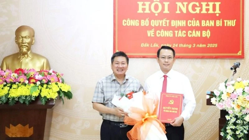 Đồng chí Lê Văn Nghĩa, Ủy viên Ban Thường vụ Tỉnh ủy, Chủ nhiệm Ủy ban Kiểm tra Tỉnh ủy Đắk Lắk trao quyết định chuẩn y đồng chí Đặng Kim Hùng giữ chức Phó Chủ nhiệm Ủy ban Kiểm tra Tỉnh ủy Đắk Lắk nhiệm kỳ 2020-2025.