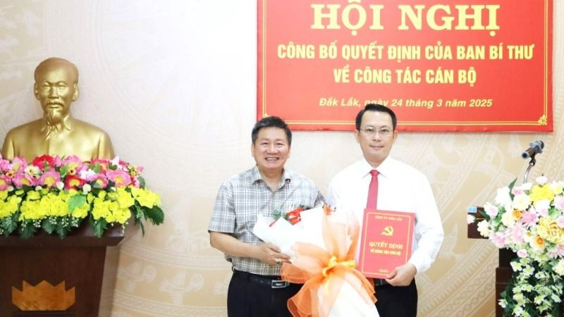 Đồng chí Lê Văn Nghĩa, Ủy viên Ban Thường vụ Tỉnh ủy, Chủ nhiệm Ủy ban Kiểm tra Tỉnh ủy Đắk Lắk trao quyết định chuẩn y đồng chí Đặng Kim Hùng giữ chức Phó Chủ nhiệm Ủy ban Kiểm tra Tỉnh ủy Đắk Lắk nhiệm kỳ 2020-2025.