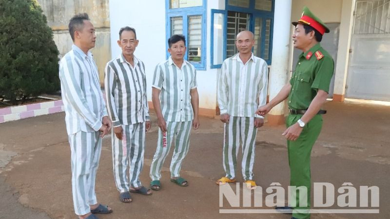 Đại tá Lê Trọng Ngà, Phó Giám thị Trại giam Đắk Trung thăm hỏi, động viên các phạm nhân.