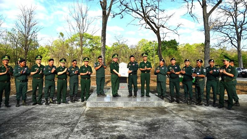 Lãnh đạo Bộ đội Biên phòng tỉnh Đắk Lắk tặng quà Ty Công an tỉnh Mondulkiri nhân dịp Tết cổ truyền của dân tộc Campuchia.