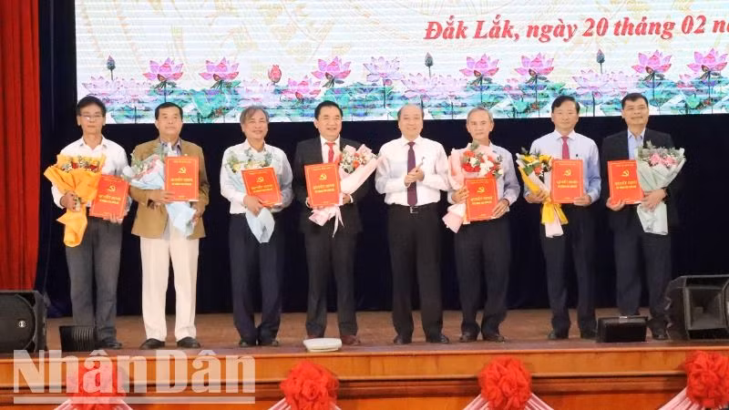 Chủ tịch Ủy ban nhân dân tỉnh Đắk Lắk Phạm Ngọc Nghị trao quyết định cho các đồng chí xin nghỉ công tác hưởng chế độ hưu trí và nghỉ công tác chờ hưởng chế độ hưu trí trước hạn tuổi để tạo điều kiện cho công tác bố trí, sắp xếp tổ chức bộ máy được thuận lợi. 