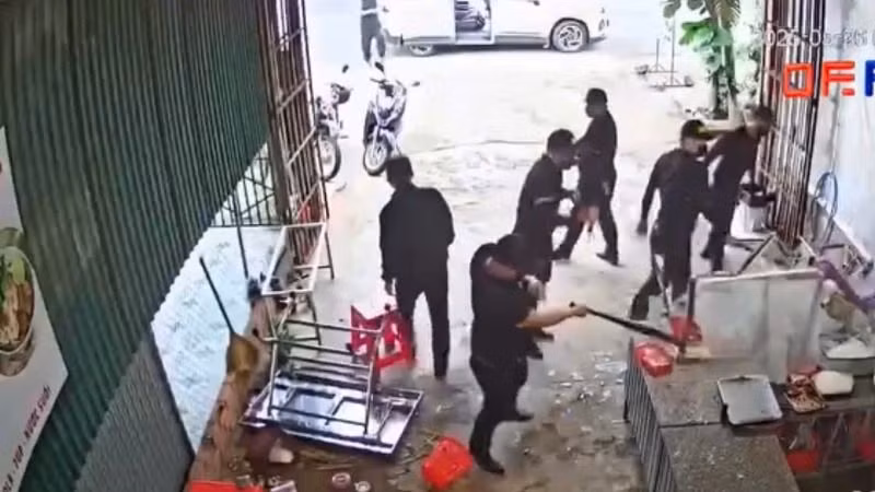 Nhóm đối tượng xông vào đập phá quán của gia đình ông Phạm Đức Đại, trú tại thôn 10, xã Ea Đar, huyện Ea Kar, tỉnh Đắk Lắk. (Ảnh chụp từ clip)