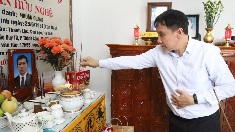 Thầy thuốc nhân dân, Giáo sư, Tiến sĩ, bác sĩ Phạm Như Hiệp, Giám đốc Bệnh viện Trung ương Huế, Chủ tịch Hội đồng ghép tạng Bệnh viện, thắp hương tưởng nhớ anh Trần Hữu N.