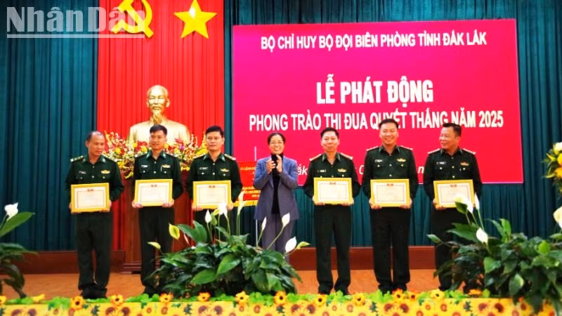 Đồng chí Huỳnh Thị Chiến Hòa, Phó Bí thư Thường trực Tỉnh ủy, Chủ tịch Hội đồng nhân dân tỉnh Đắk Lắk trao khen thưởng tặng các cá nhân có thành tích xuất sắc trong thực hiện nhiệm vụ năm 2024.