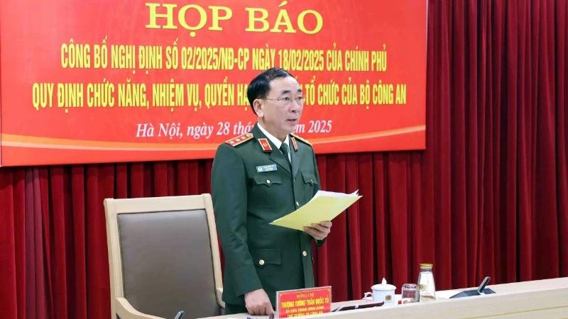 Thượng tướng Trần Quốc Tỏ phát biểu tại họp báo.