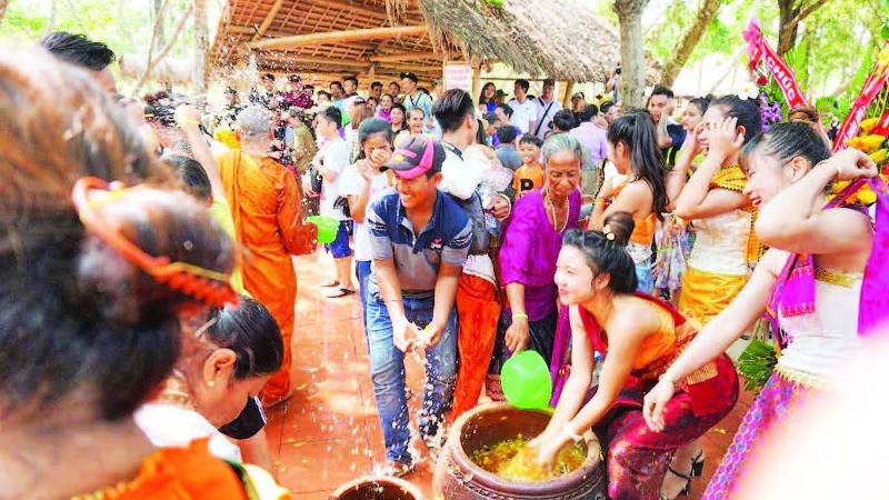 Người dân tham gia nghi thức té nước trong Tết cổ truyền Bunpimay tại Buôn Đôn.