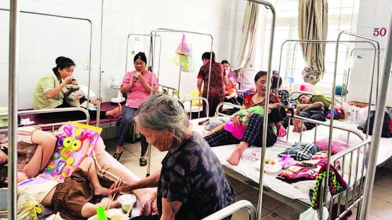 Tình trạng quá tải bệnh nhân tại một số khoa, phòng ở Bệnh viện Đa khoa tỉnh Hà Tĩnh.