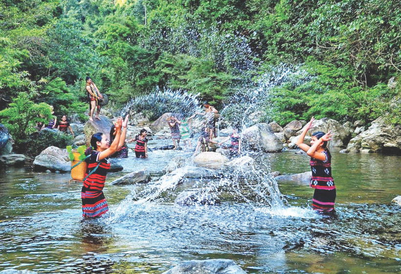 Vẻ đẹp hoang sơ của thác A Nôr tại Làng du lịch cộng đồng A Nôr xã Hồng Kim (huyện A Lưới). Ảnh | CÔNG HẬU