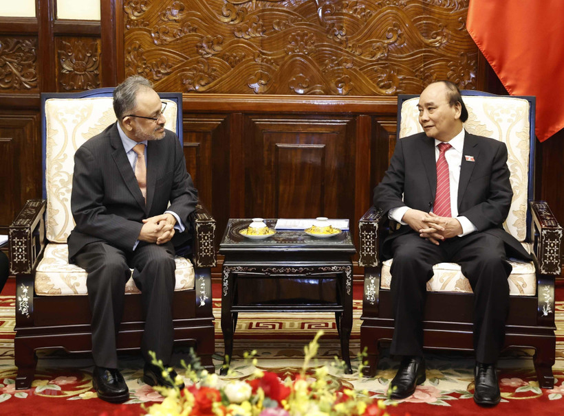 Chủ tịch nước Nguyễn Xuân Phúc tiếp Đại sứ El Salvador Ruben Omar Orozco Burgos. 